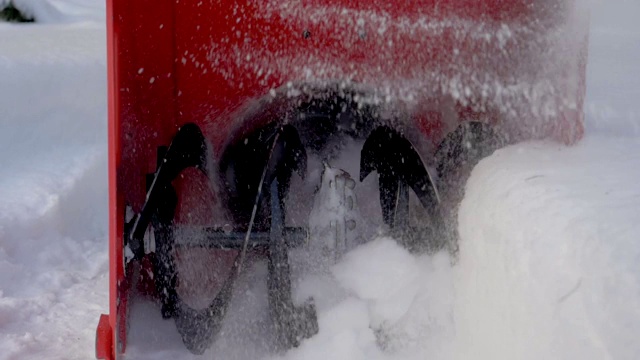 雪犁的旋转叶片的特写，在一场降雪后清除积雪视频素材