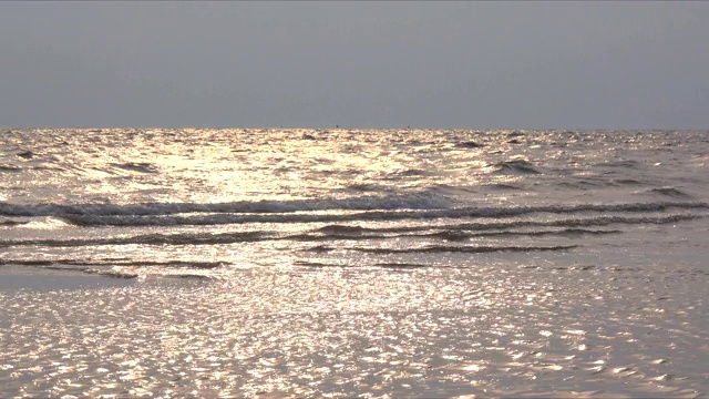 海浪在美丽的日落在泰国芭堤雅市在夏季时间视频素材