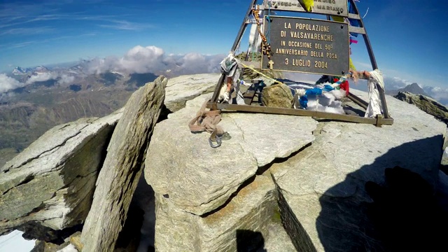 登山家POV在远征意大利阿尔卑斯山的大天堂峰。从头盔mount gopro相机的观点视频素材