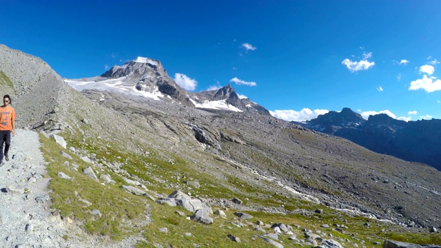 登山者POV在维托里奥埃马努埃莱二世避难所小屋探险到大帕拉迪索山顶在意大利阿尔卑斯山视频素材