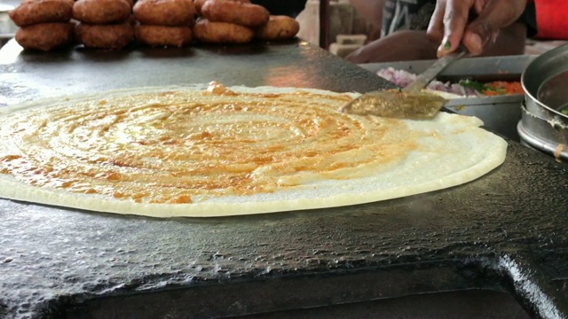 孟买街头美食场景-马萨拉Dosa视频素材