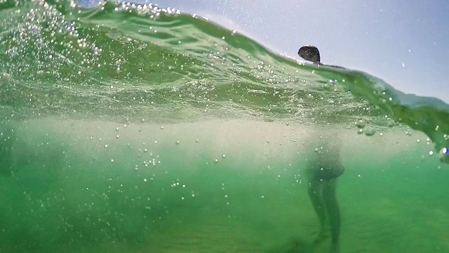 青少年嬉水派对玩在海里笑和尖叫，gopro圆顶半水下视图，慢动作视频素材