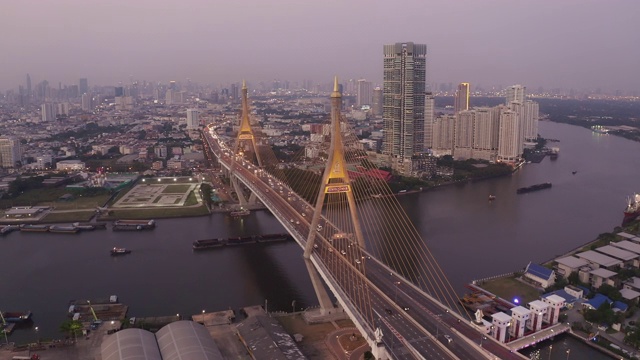 普密蓬悬索桥横跨湄南河鸟瞰图视频素材