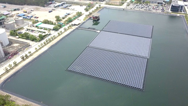 鸟瞰图浮动太阳能农场或太阳能电池板在水上工业地产。视频素材