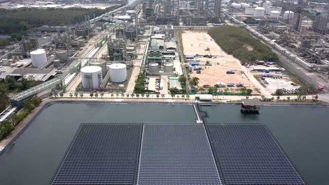 鸟瞰图浮动太阳能农场或太阳能电池板在水上工业地产。视频素材