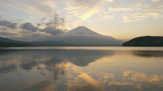 富士山映在夕阳中的山中湖视频素材