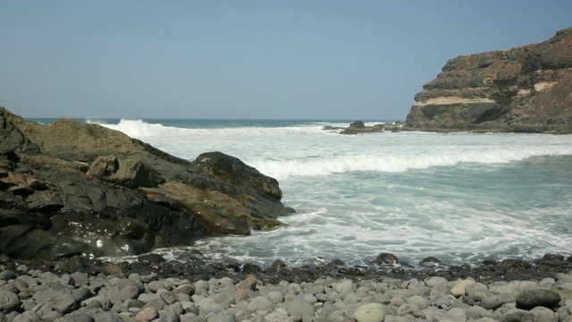 海浪拍打着岩石视频素材