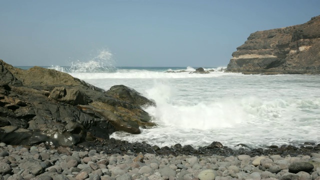 海浪拍打着岩石视频素材