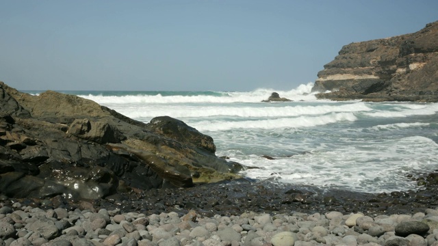 海浪拍打着岩石视频素材