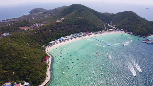 鸟瞰图的海滩与美丽的海在Koh larn岛在芭堤雅市泰国视频素材