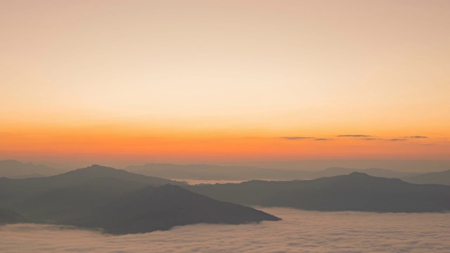 日出在山上，晨雾缭绕，时光流逝视频素材