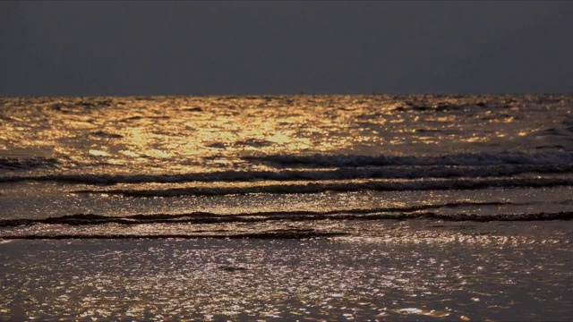 海浪在美丽的日落在泰国芭堤雅市在夏季时间视频素材