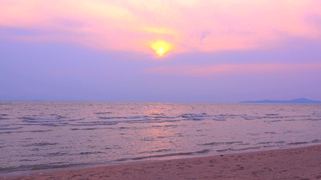 海浪在美丽的日落在泰国芭堤雅市在夏季时间视频素材