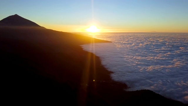 鸟瞰图日落的云彩覆盖附近泰德火山，特内里费，加那利群岛，西班牙。视频素材