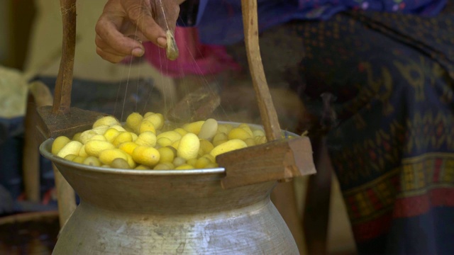 煮蚕茧泰国传统丝羊毛制作视频素材