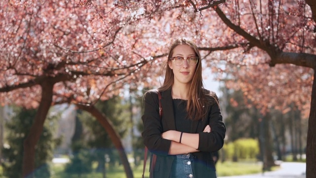 自信微笑的年轻女子肖像视频素材