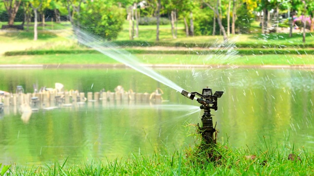 特写自动洒水器在公园浇水视频素材