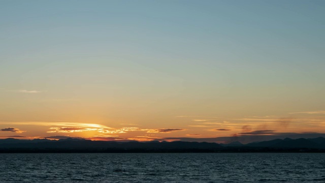 背景时间流逝太阳从地平线升起视频素材