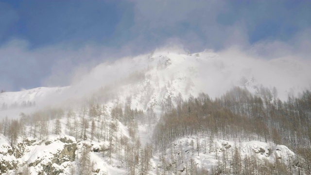 在一个阳光明媚的日子里，雪山景观。视频素材