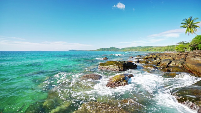 海洋和热带岛屿。石头。自然视频素材