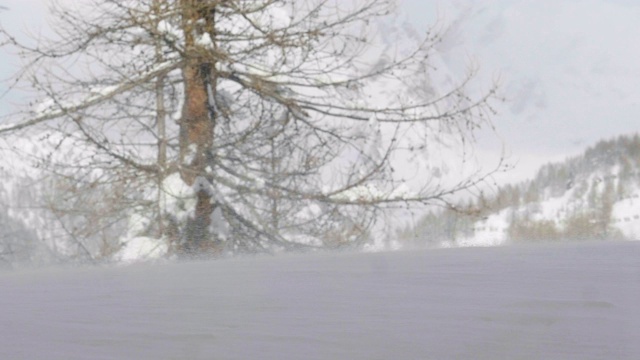 在一个阳光明媚的日子里，雪山景观。视频素材