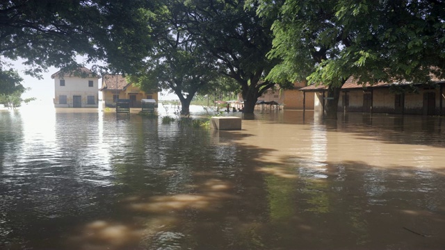 洪水淹没了农村地区的学校视频素材