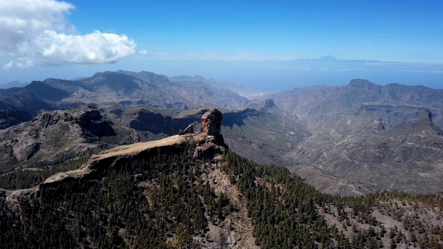 在西班牙加那利群岛大加纳利岛特赫达火山口的一块火山岩上飞行。视频素材