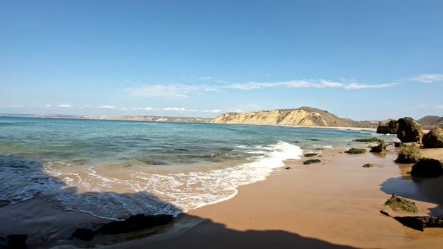 冲浪者的海滩，海浪和岩石，卡波雷多视频素材