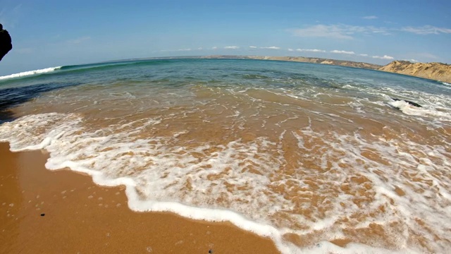 冲浪者的海滩，海浪和岩石，卡波雷多视频下载