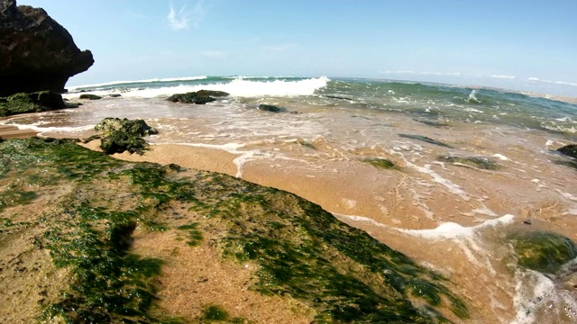 冲浪者的海滩，海浪和岩石，卡波雷多视频下载