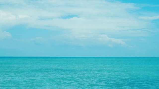 湛蓝的大海，湛蓝的天空，平静的海浪。4 k。视频下载