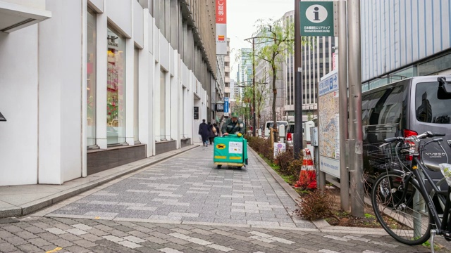 4K时光流逝-行人在银座市中心的街道和建筑旁行走-日本东京视频素材