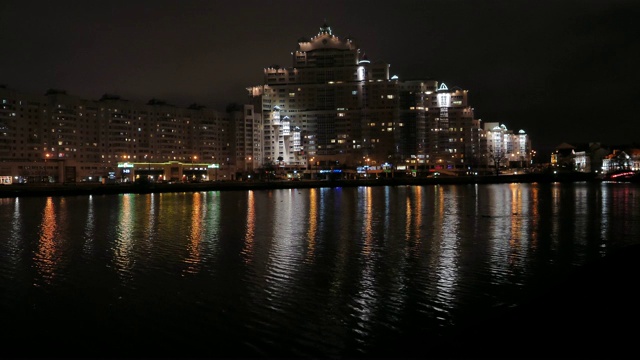 夜晚的城市与河中的灯光反射视频素材