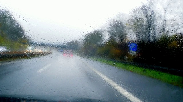 快车在下雨的高速公路上行驶视频素材