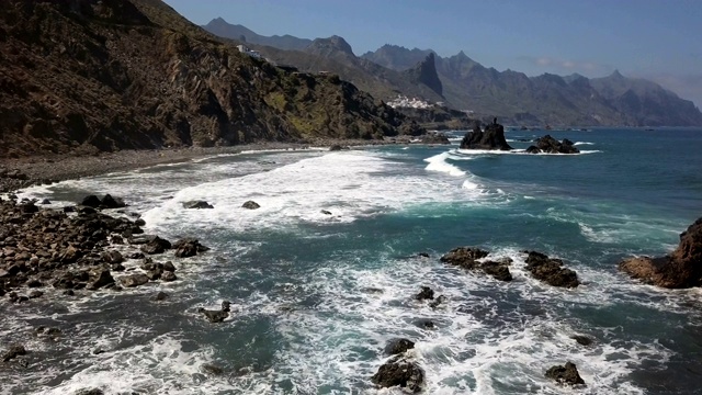 遥远的贝尼霍海滩(Playa de Benijo)航拍全景图，特内里费，加那利群岛，西班牙。视频素材