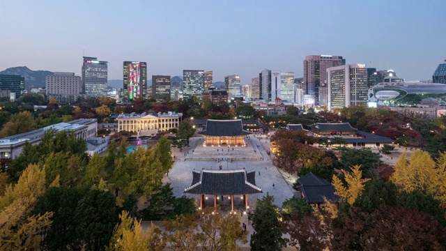 秋日首尔的德sugung宫(五大皇宫之一)夜景视频素材