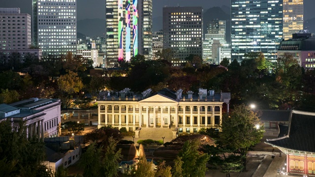 夜景石jojeon大厅和Doeksugung宫(五大宫殿之一)在秋季首尔视频素材