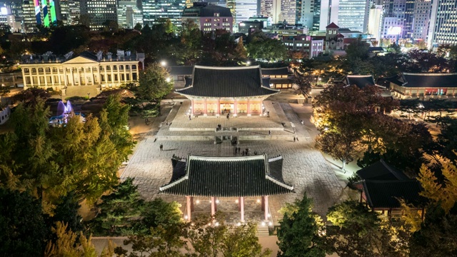 在秋天的首尔，在德sugung宫(五大宫殿之一)的正和全殿和正和门的夜景视频素材