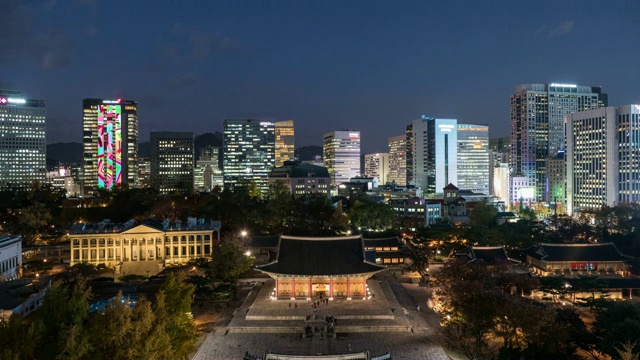 在秋天的首尔，在Doeksugung宫(五大宫殿之一)的正和殿和锡jojeon大厅的夜景视频素材