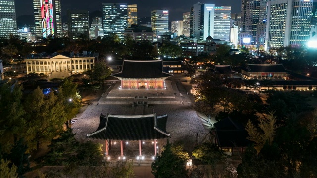 在秋天的首尔，在Doeksugung宫(五大宫殿之一)的正和殿和锡jojeon大厅的夜景视频素材