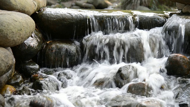 流水穿过一些岩石视频素材