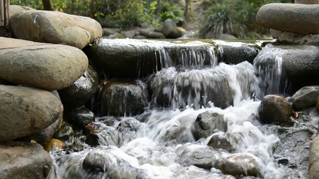 流水穿过一些岩石视频素材