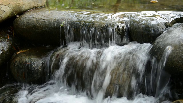 流水穿过一些岩石视频素材