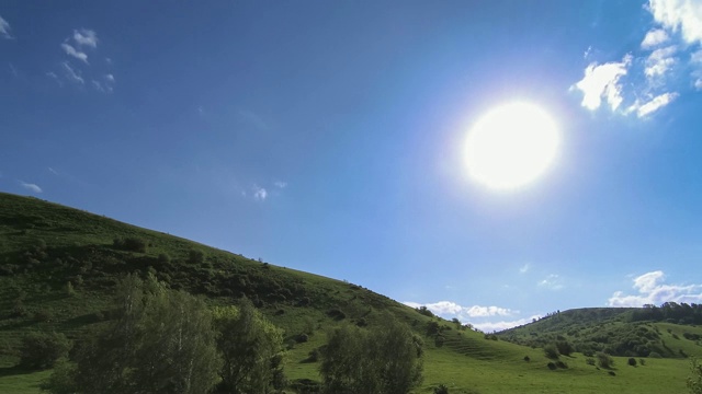 全高清FHD山草地在夏季的时间流逝。云、树、绿草和阳光的运动视频素材