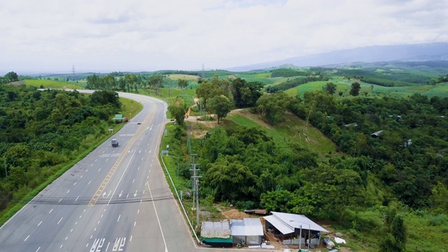 鸟瞰图:乡村公路从上面视频素材