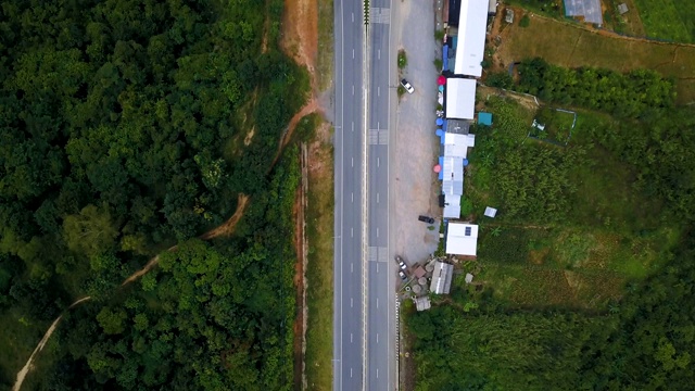 鸟瞰图:乡村公路从上面视频素材