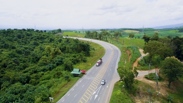 鸟瞰图:乡村公路从上面视频素材