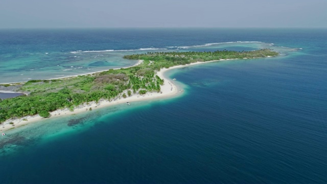 鸟瞰热带岛屿海滩椰子树，沙子，海浪和绿松石水域视频素材