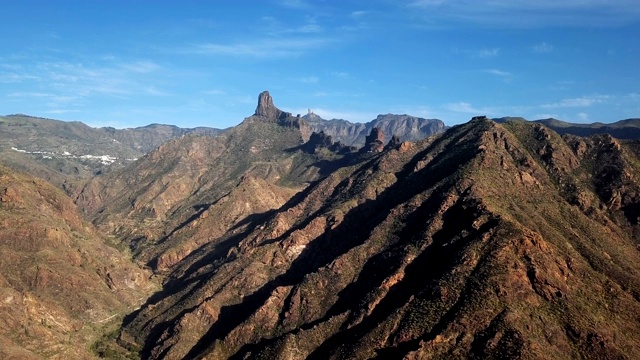 西班牙加那利群岛，大加那利岛，特赫达火山口的岩石Roque Bentayga和Roque Nublo视频素材