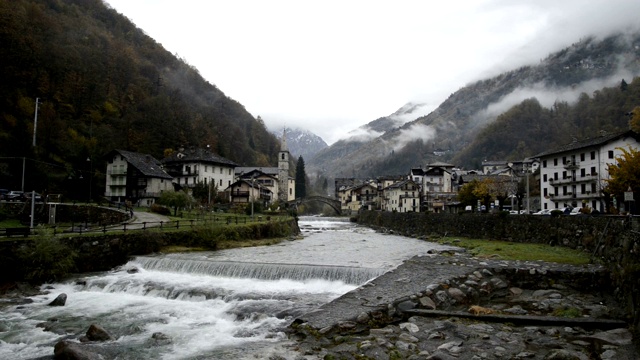 山区的Fontainemore村，在雷斯河上的一个森林里，在格雷森尼山谷附近的蒙特罗莎在秋季视频素材